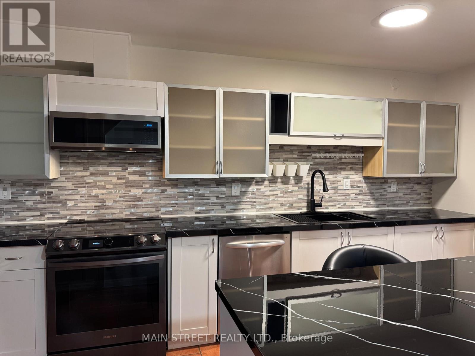 156 Observatory Lane, Richmond Hill, Ontario  L4C 8K8 - Photo 9 - N12458053
