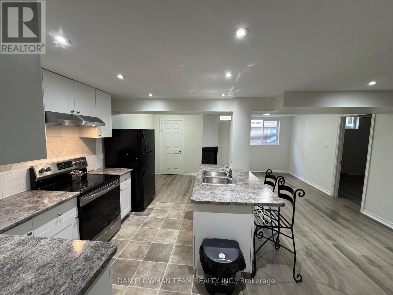 37 WOOD DRIVE, Whitby, Ontario