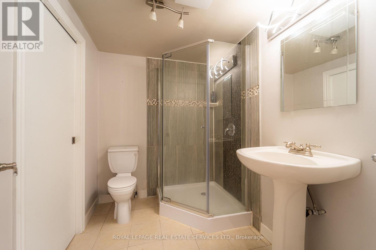1071 Joan Drive, Burlington, Ontario  L7T 3H3 - Photo 12 - W12464360