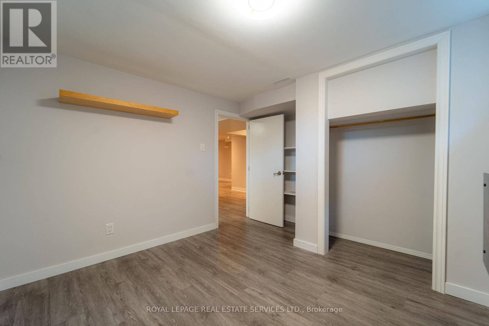 1071 Joan Drive, Burlington, Ontario  L7T 3H3 - Photo 17 - W12464360