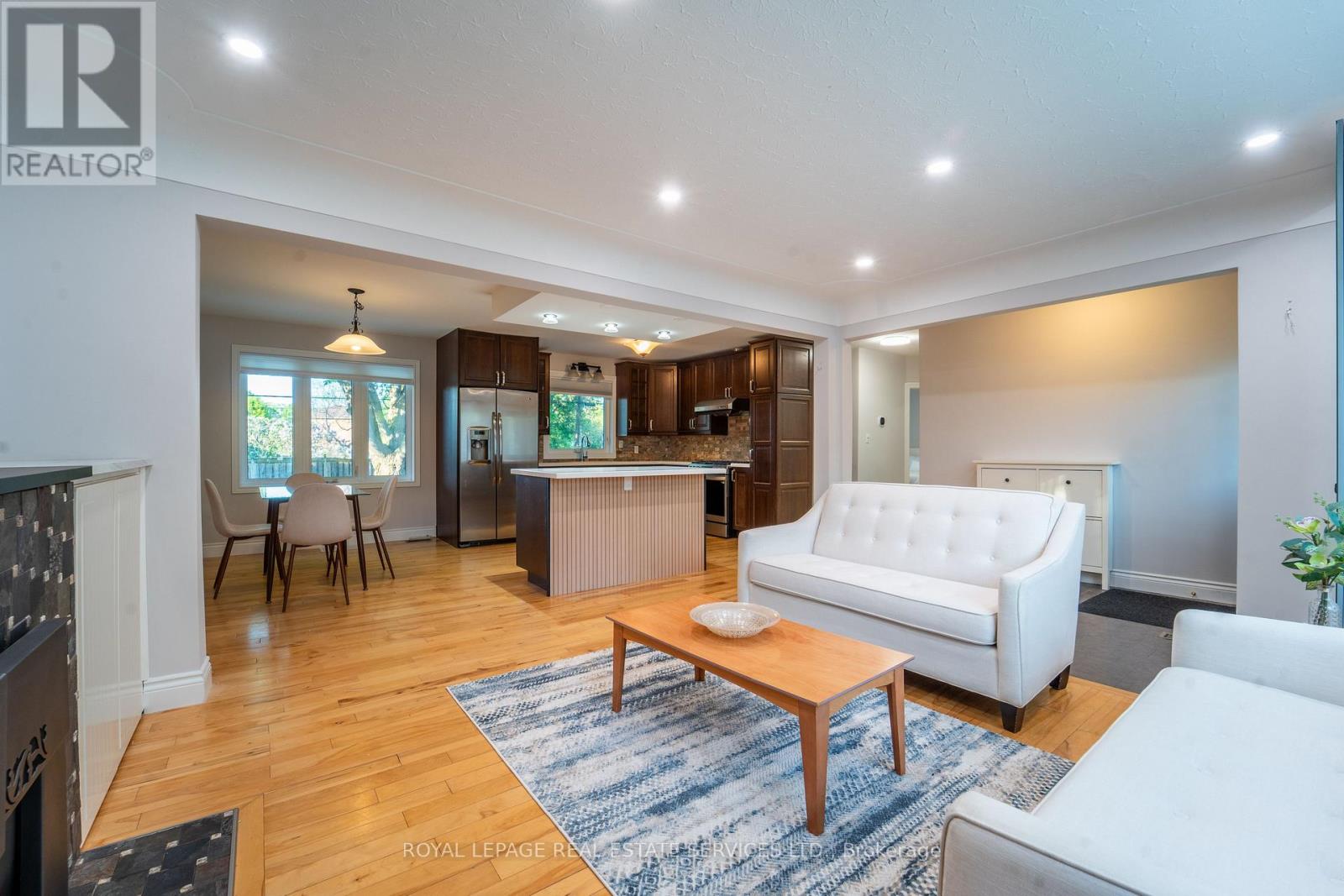 1071 Joan Drive, Burlington, Ontario  L7T 3H3 - Photo 4 - W12464360