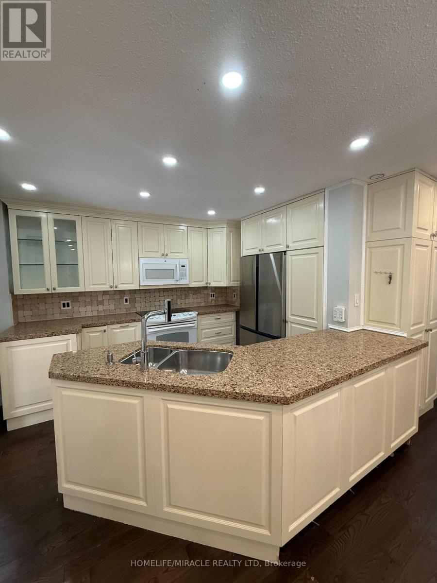 32 Barrington Crescent, Brampton, Ontario  L6Z 1N3 - Photo 10 - W12464369