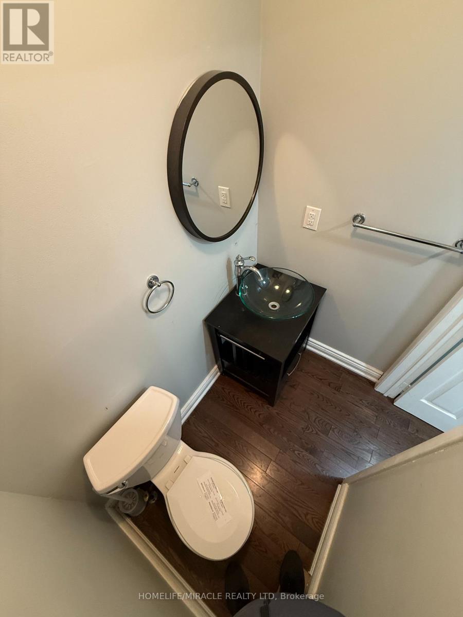 32 Barrington Crescent, Brampton, Ontario  L6Z 1N3 - Photo 12 - W12464369