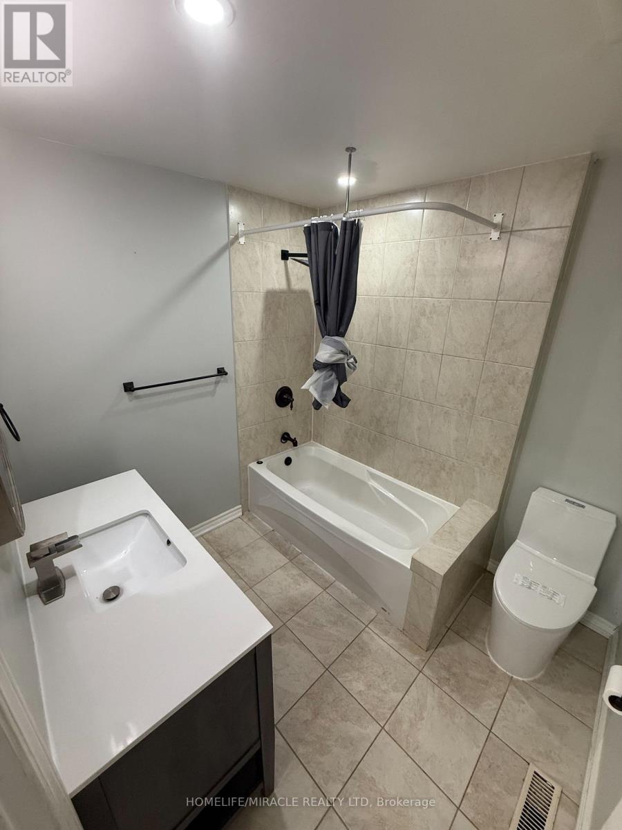32 Barrington Crescent, Brampton, Ontario  L6Z 1N3 - Photo 14 - W12464369
