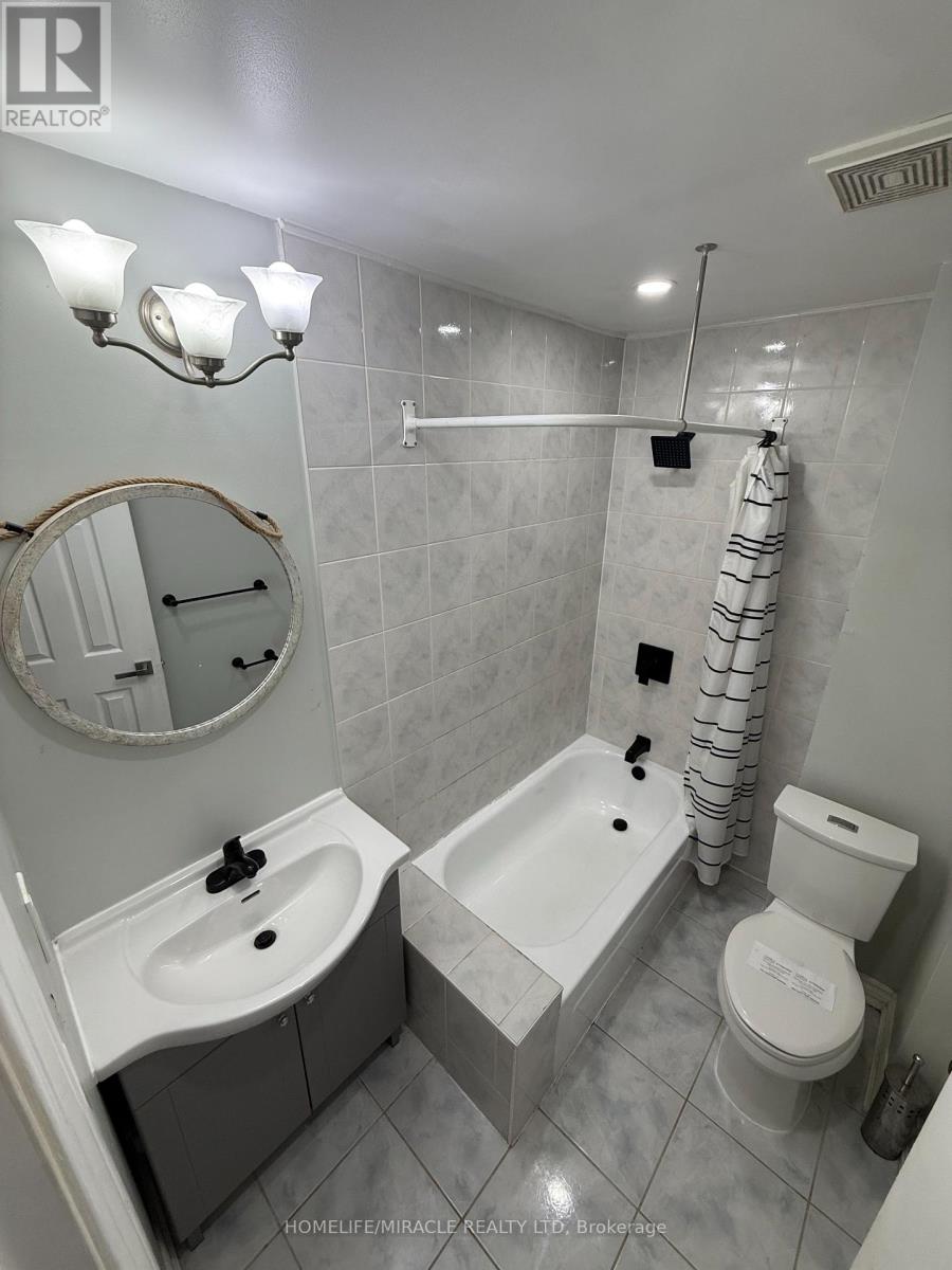 32 Barrington Crescent, Brampton, Ontario  L6Z 1N3 - Photo 17 - W12464369