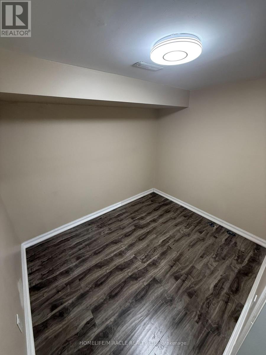 32 Barrington Crescent, Brampton, Ontario  L6Z 1N3 - Photo 19 - W12464369