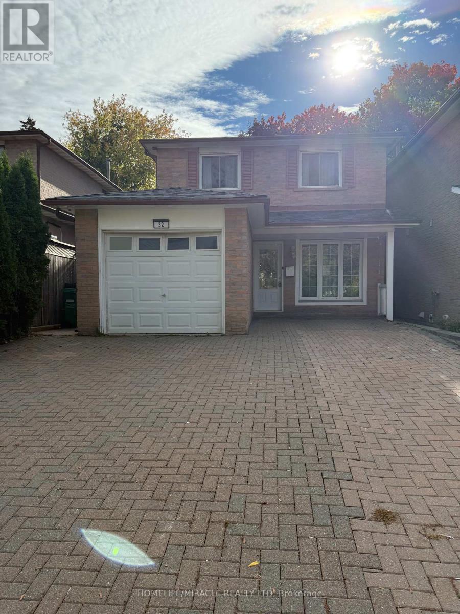 32 Barrington Crescent, Brampton, Ontario  L6Z 1N3 - Photo 2 - W12464369