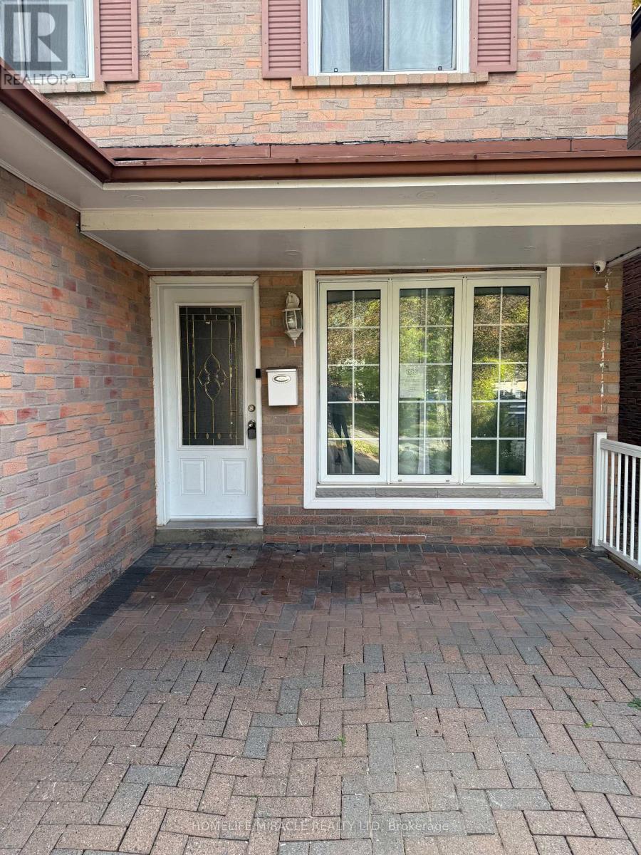 32 Barrington Crescent, Brampton, Ontario  L6Z 1N3 - Photo 3 - W12464369