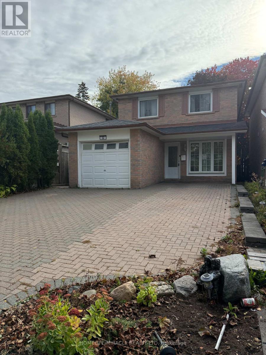 32 Barrington Crescent, Brampton, Ontario  L6Z 1N3 - Photo 4 - W12464369