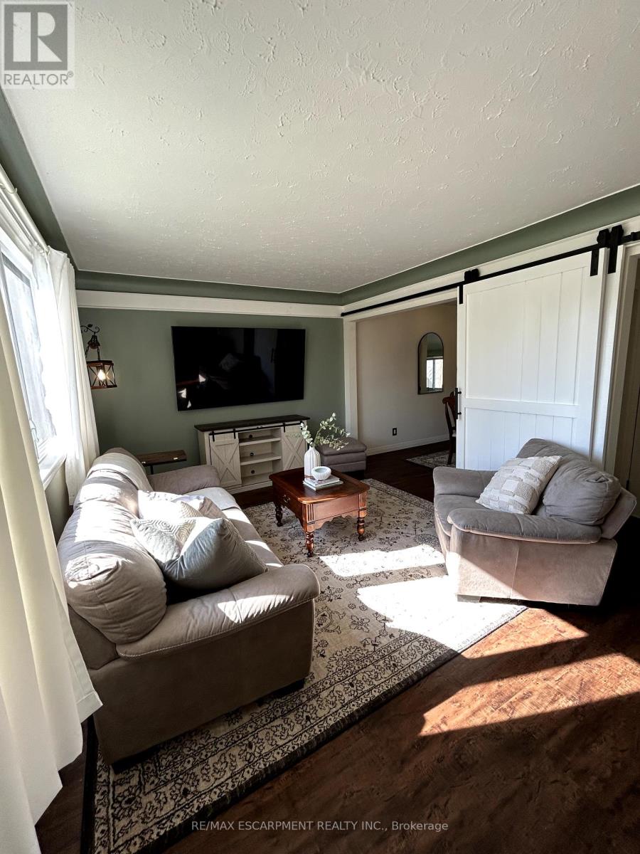 18 Flanders Avenue, St. Catharines, Ontario  L2M 5X3 - Photo 10 - X12464334