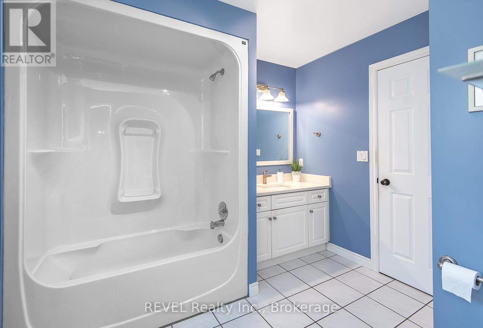 307 Beckett Crescent, Pelham (Fonthill), Ontario  L3E 0N5 - Photo 20 - X12451200