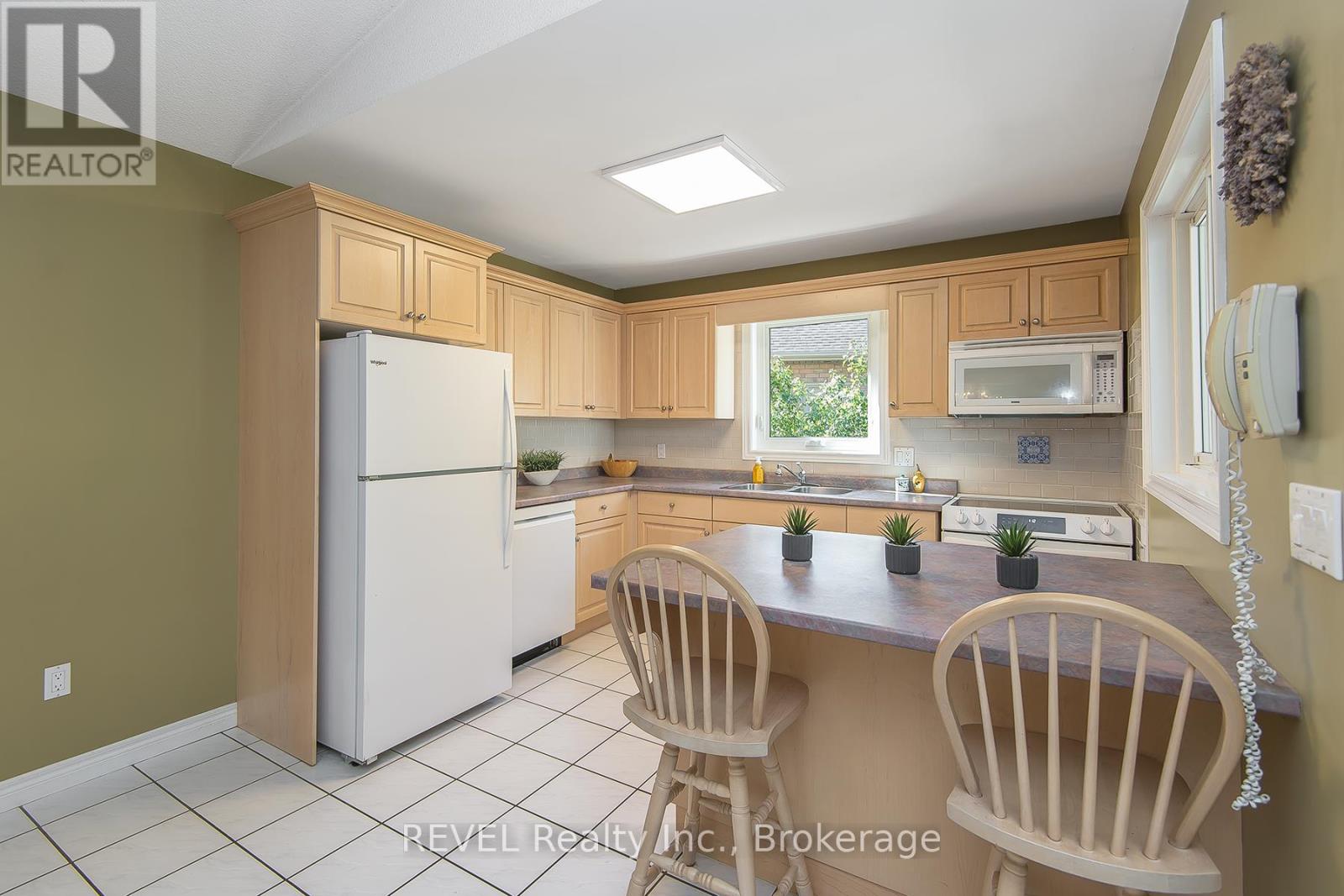 307 Beckett Crescent, Pelham (Fonthill), Ontario  L3E 0N5 - Photo 8 - X12451200