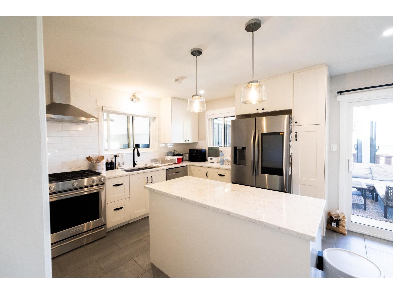 11585 Royal Crescent, Surrey, British Columbia  V3V 6V5 - Photo 3 - R3058554