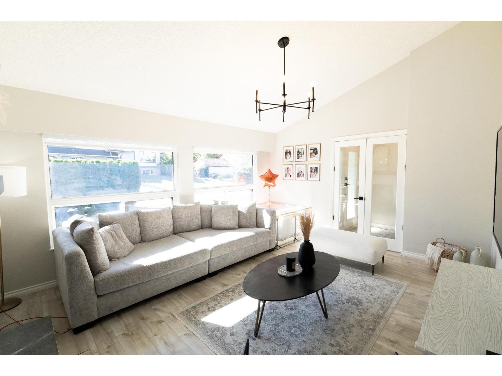 11585 Royal Crescent, Surrey, British Columbia  V3V 6V5 - Photo 2 - R3058554