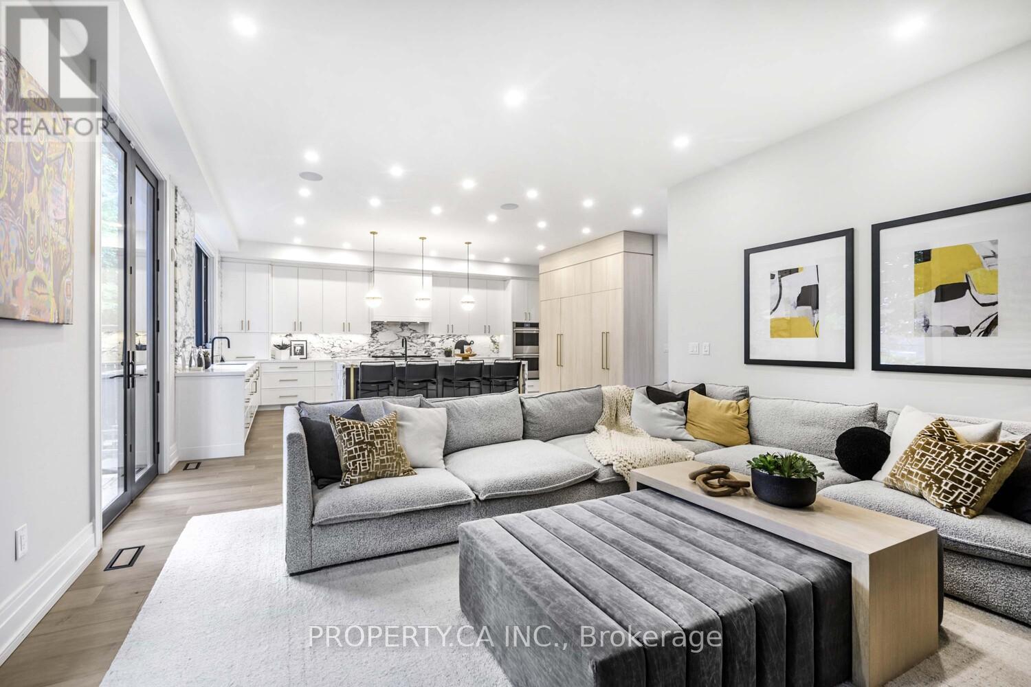 8 Manor Haven Road, Toronto, Ontario  M6A 2H9 - Photo 10 - C12447331