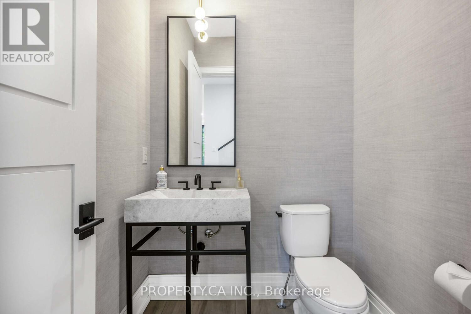 8 Manor Haven Road, Toronto, Ontario  M6A 2H9 - Photo 11 - C12447331