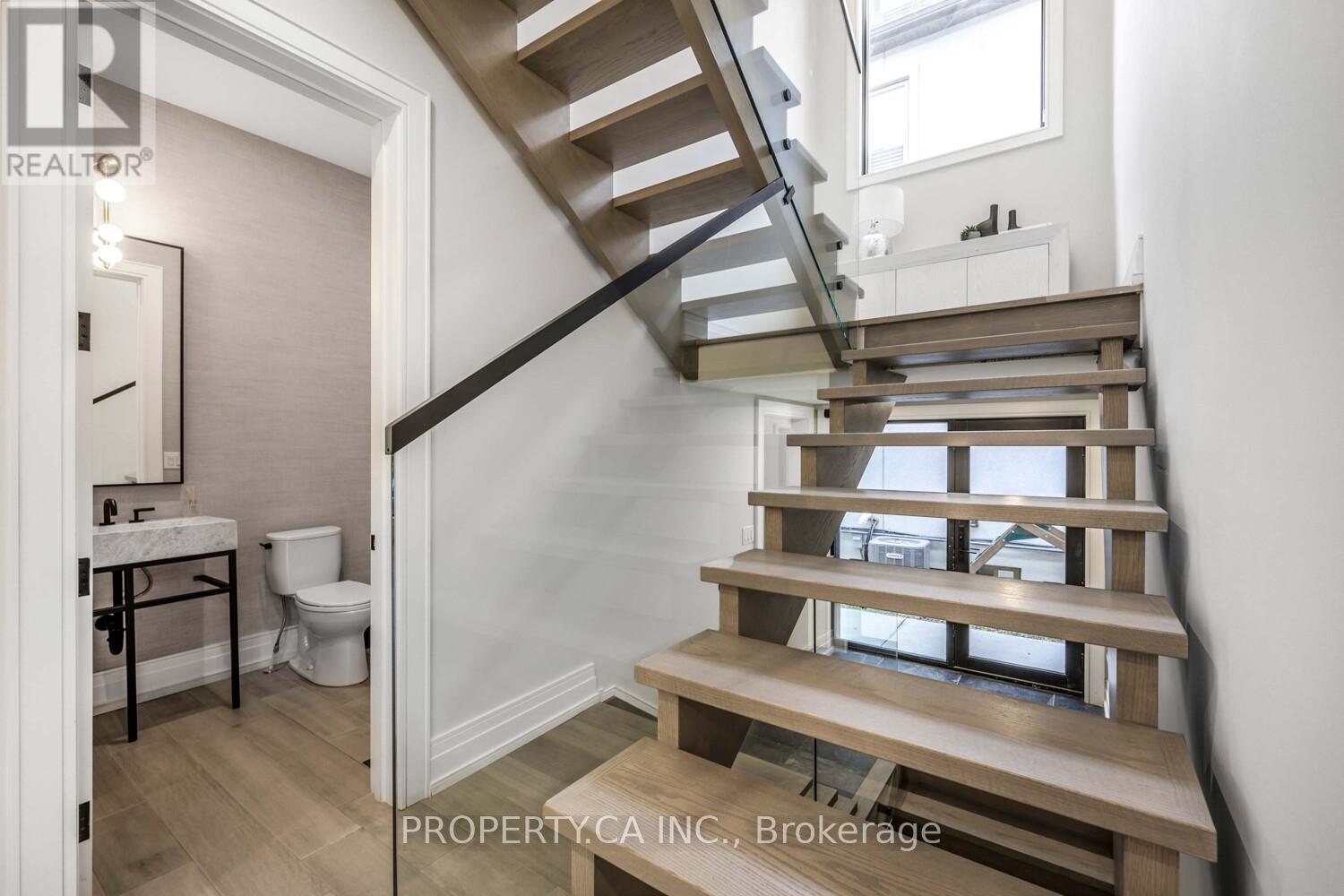 8 Manor Haven Road, Toronto, Ontario  M6A 2H9 - Photo 12 - C12447331