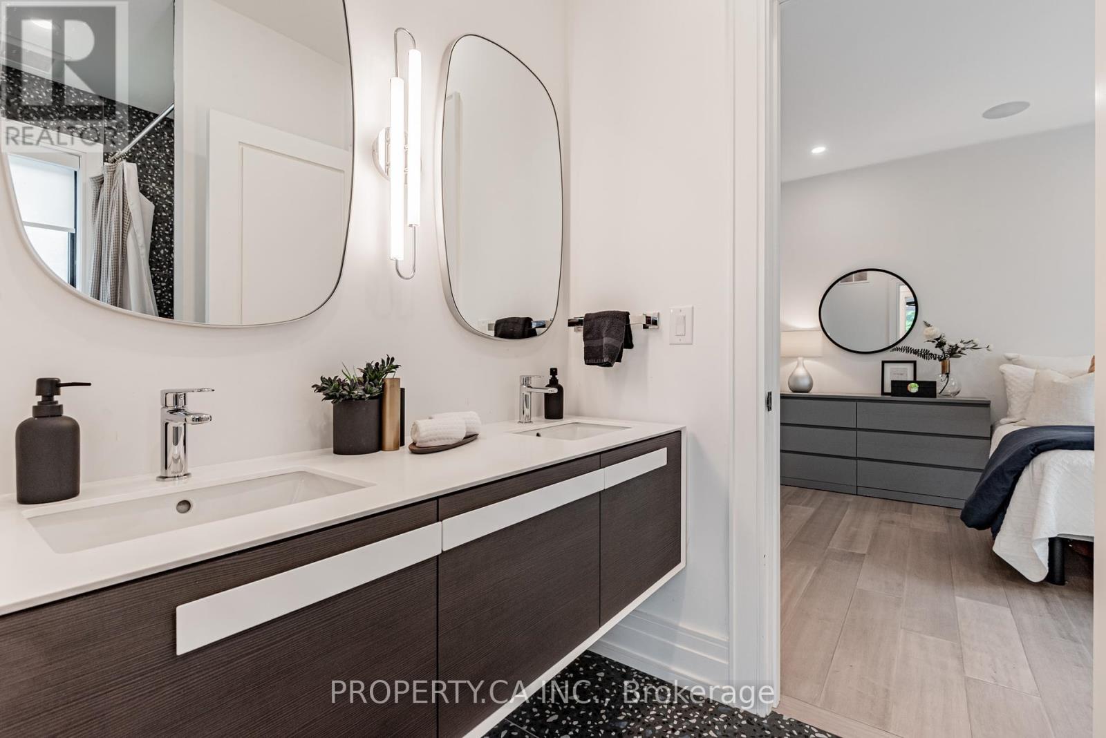 8 Manor Haven Road, Toronto, Ontario  M6A 2H9 - Photo 24 - C12447331