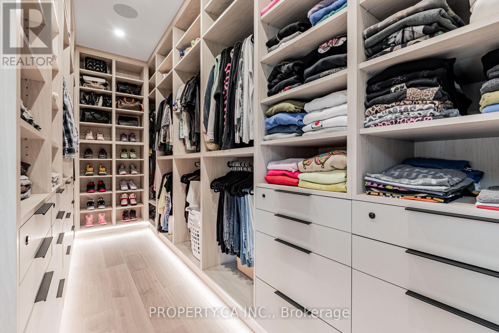 8 Manor Haven Road, Toronto, Ontario  M6A 2H9 - Photo 16 - C12447331