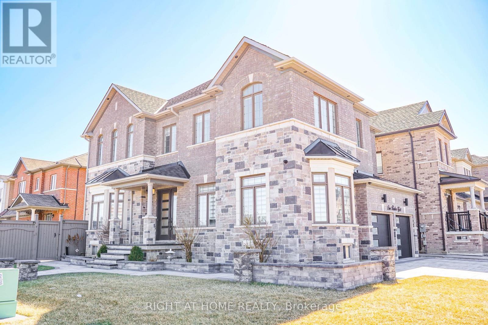 1 Penlea Gate, Brampton, Ontario  L6P 4M7 - Photo 2 - W12464413