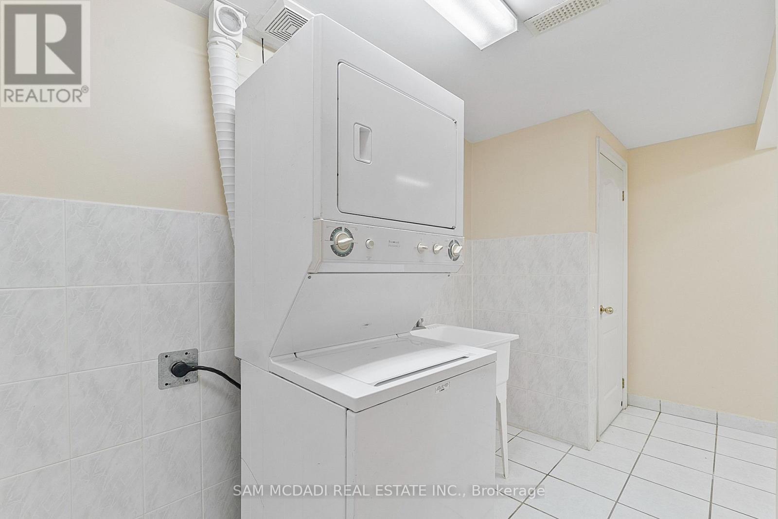 978 Tennyson Avenue, Mississauga, Ontario  L5H 2Z1 - Photo 36 - W12464431