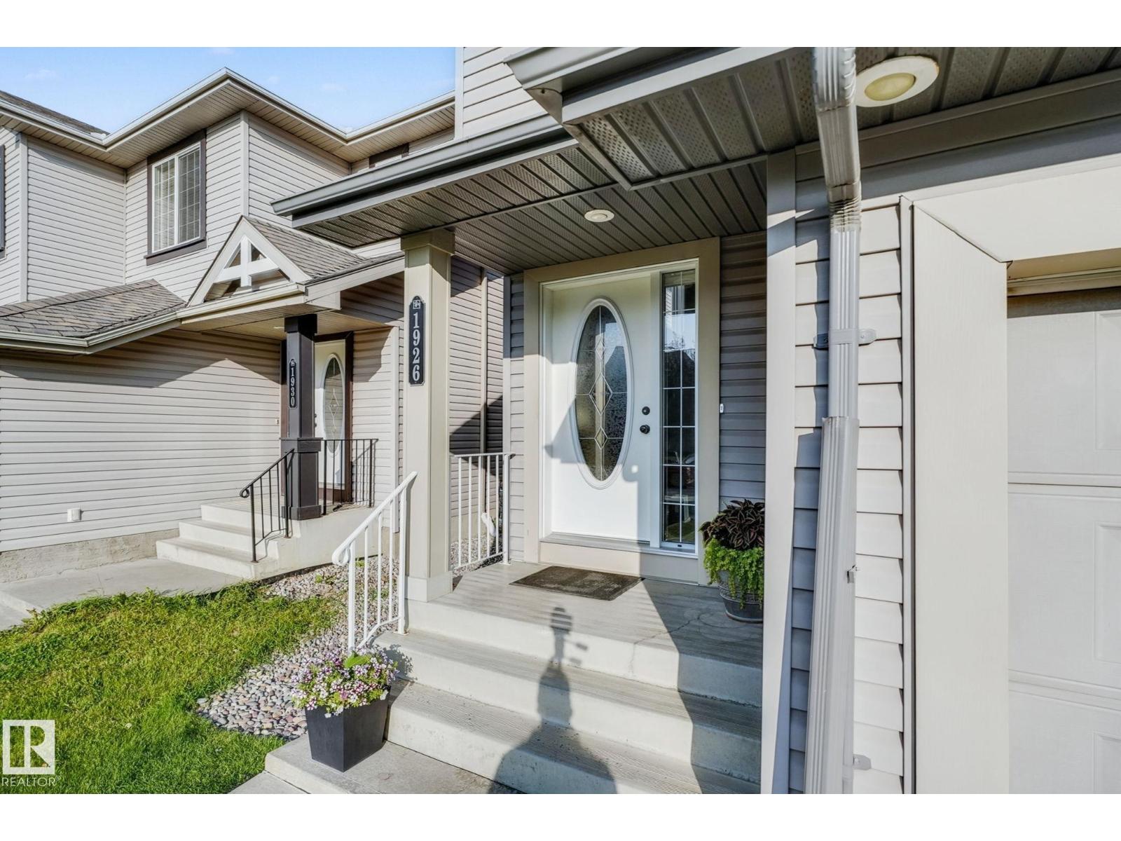 1926 119a St Sw, Edmonton, Alberta  T6W 0E2 - Photo 2 - E4462228