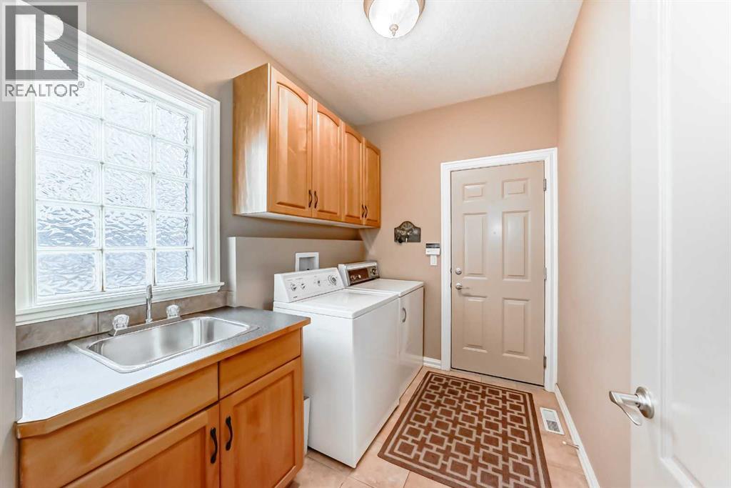 7001 Strathridge Gate Sw, Calgary, Alberta  T3H 4R9 - Photo 25 - A2263140