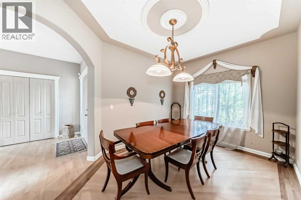 7001 Strathridge Gate Sw, Calgary, Alberta  T3H 4R9 - Photo 8 - A2263140