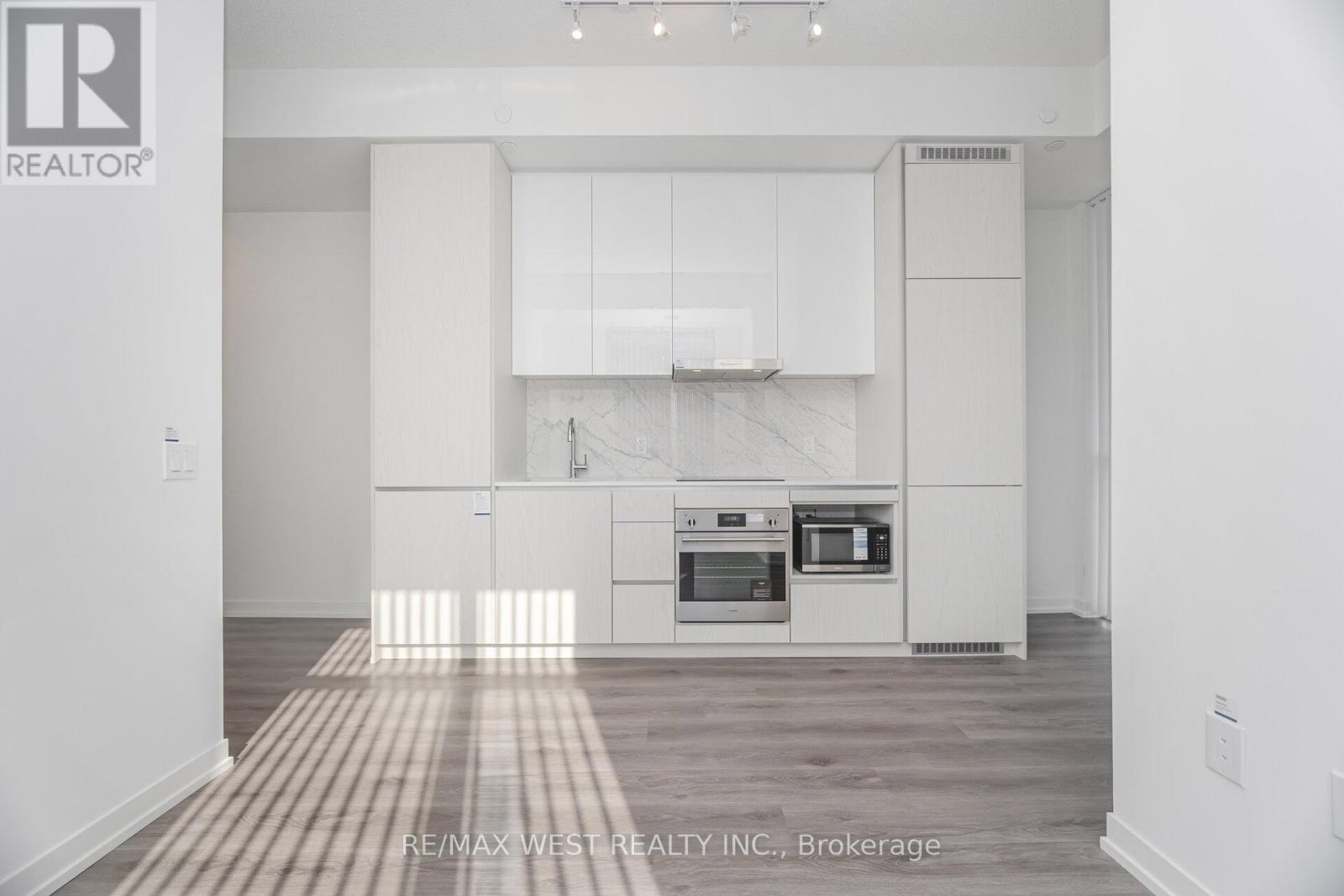 106 - 28 Interchange Way, Vaughan, Ontario  L4K 0P8 - Photo 7 - N12464453