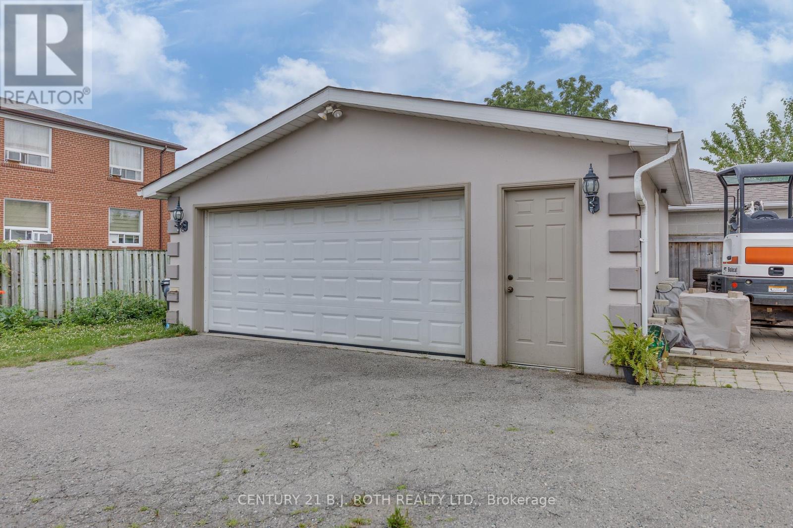 193 Epsom Downs Drive, Toronto, Ontario  M3M 1S8 - Photo 6 - W12464447