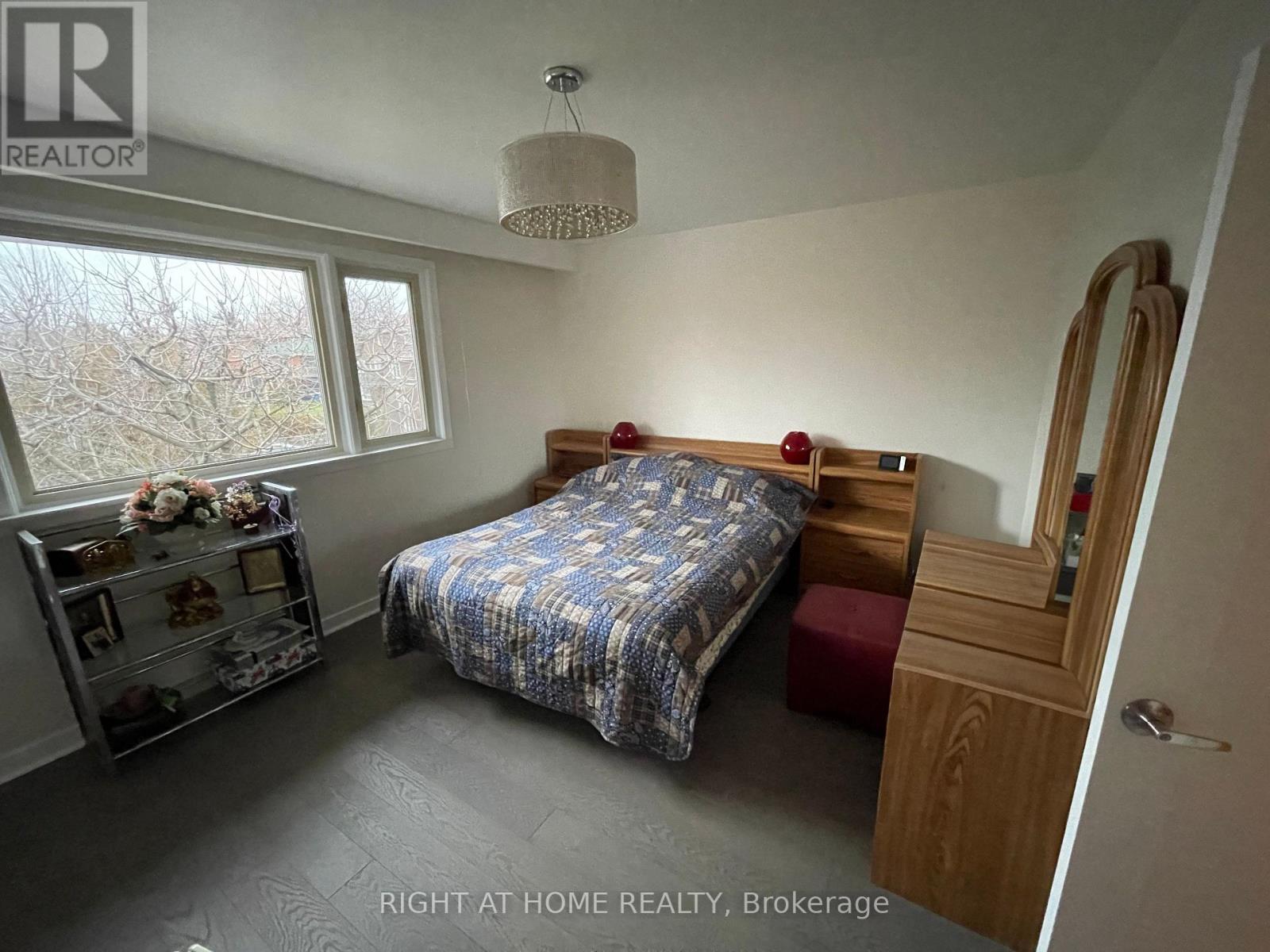 258 La Rose Avenue, Toronto, Ontario  M9P 1B7 - Photo 12 - W12464469