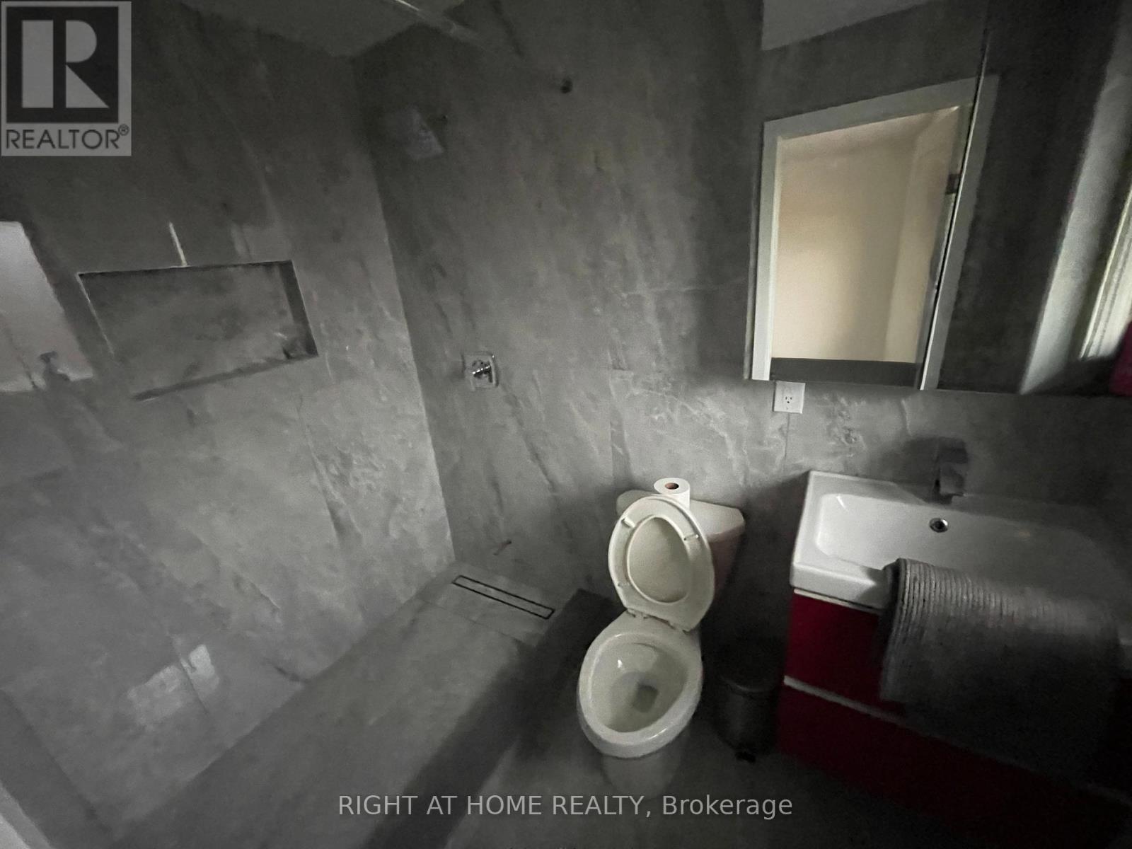 258 La Rose Avenue, Toronto, Ontario  M9P 1B7 - Photo 13 - W12464469
