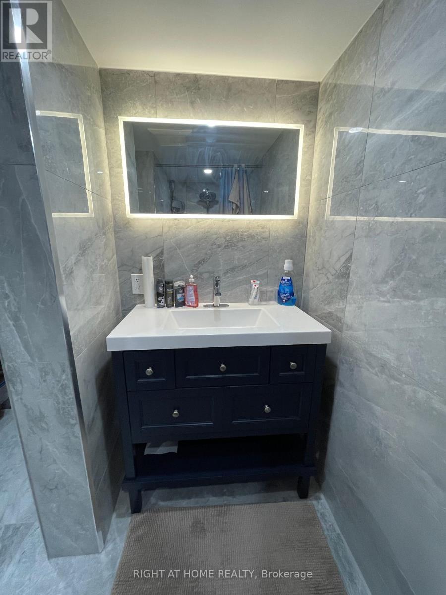 258 La Rose Avenue, Toronto, Ontario  M9P 1B7 - Photo 17 - W12464469