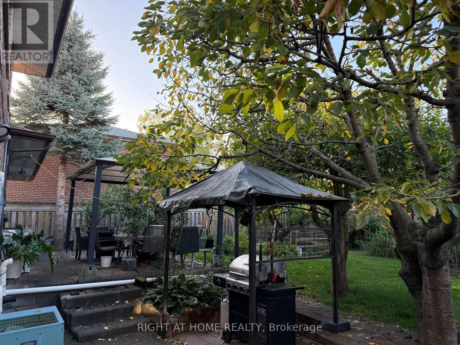 258 La Rose Avenue, Toronto, Ontario  M9P 1B7 - Photo 2 - W12464469