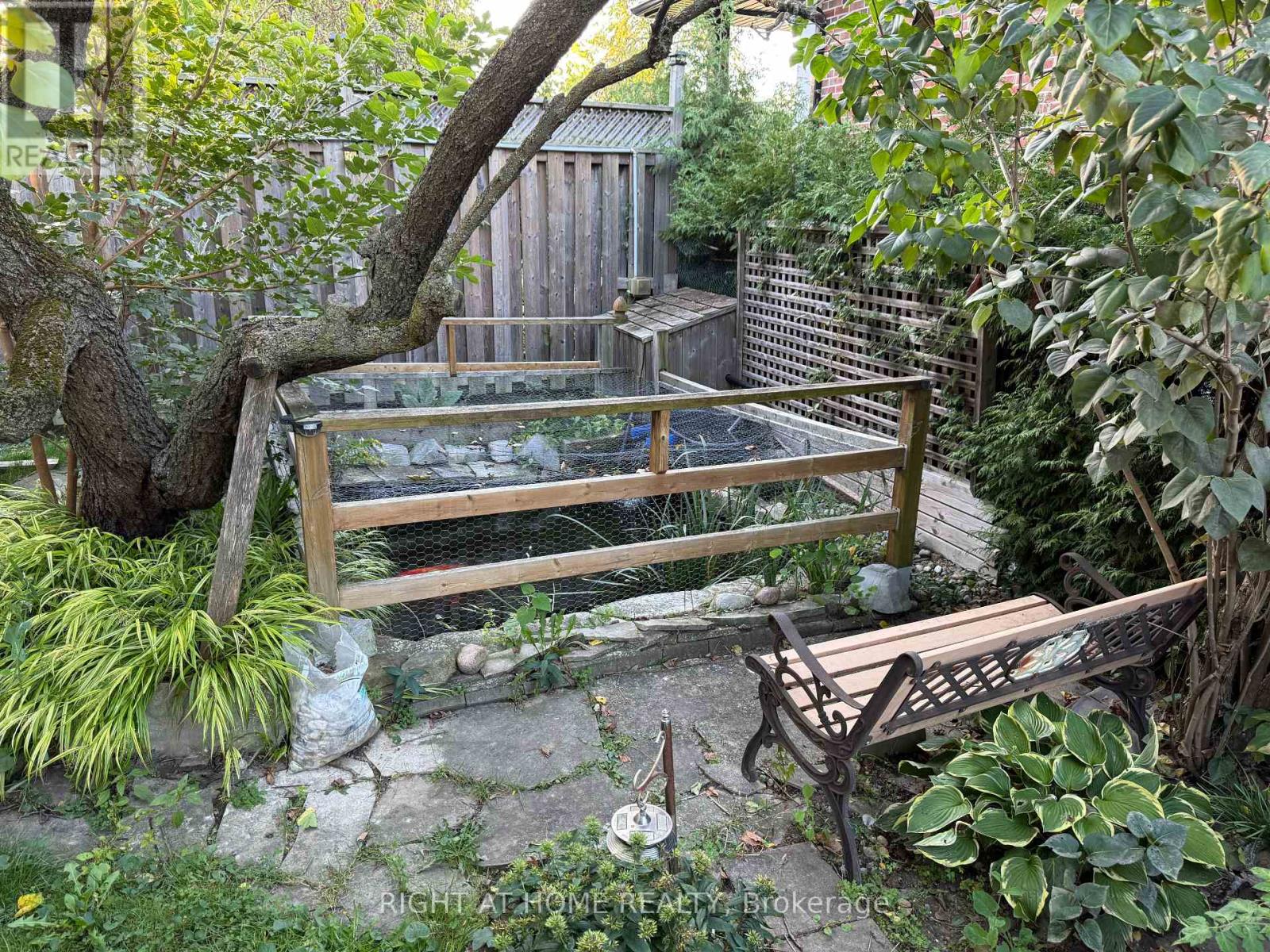 258 La Rose Avenue, Toronto, Ontario  M9P 1B7 - Photo 4 - W12464469