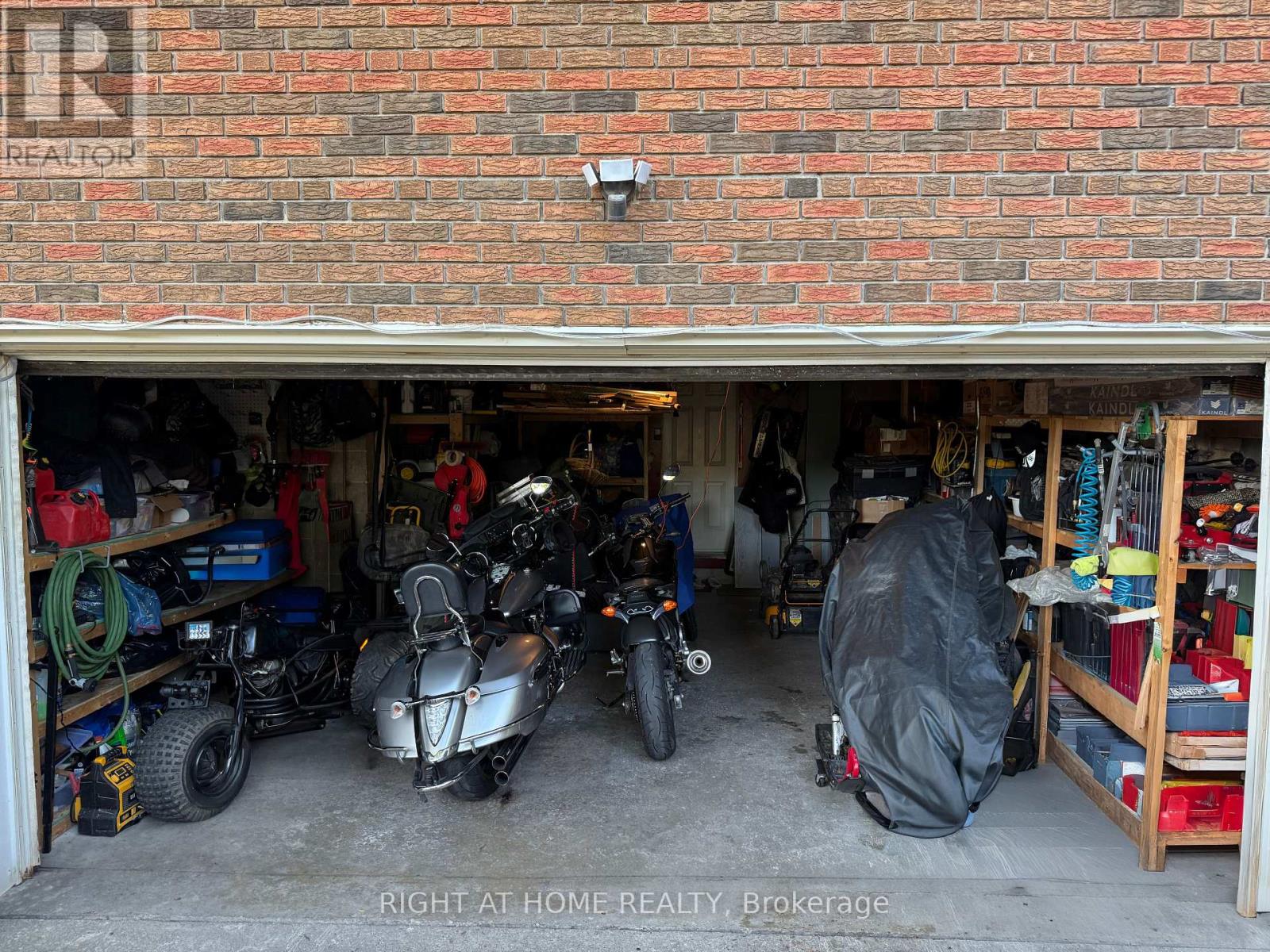 258 La Rose Avenue, Toronto, Ontario  M9P 1B7 - Photo 7 - W12464469