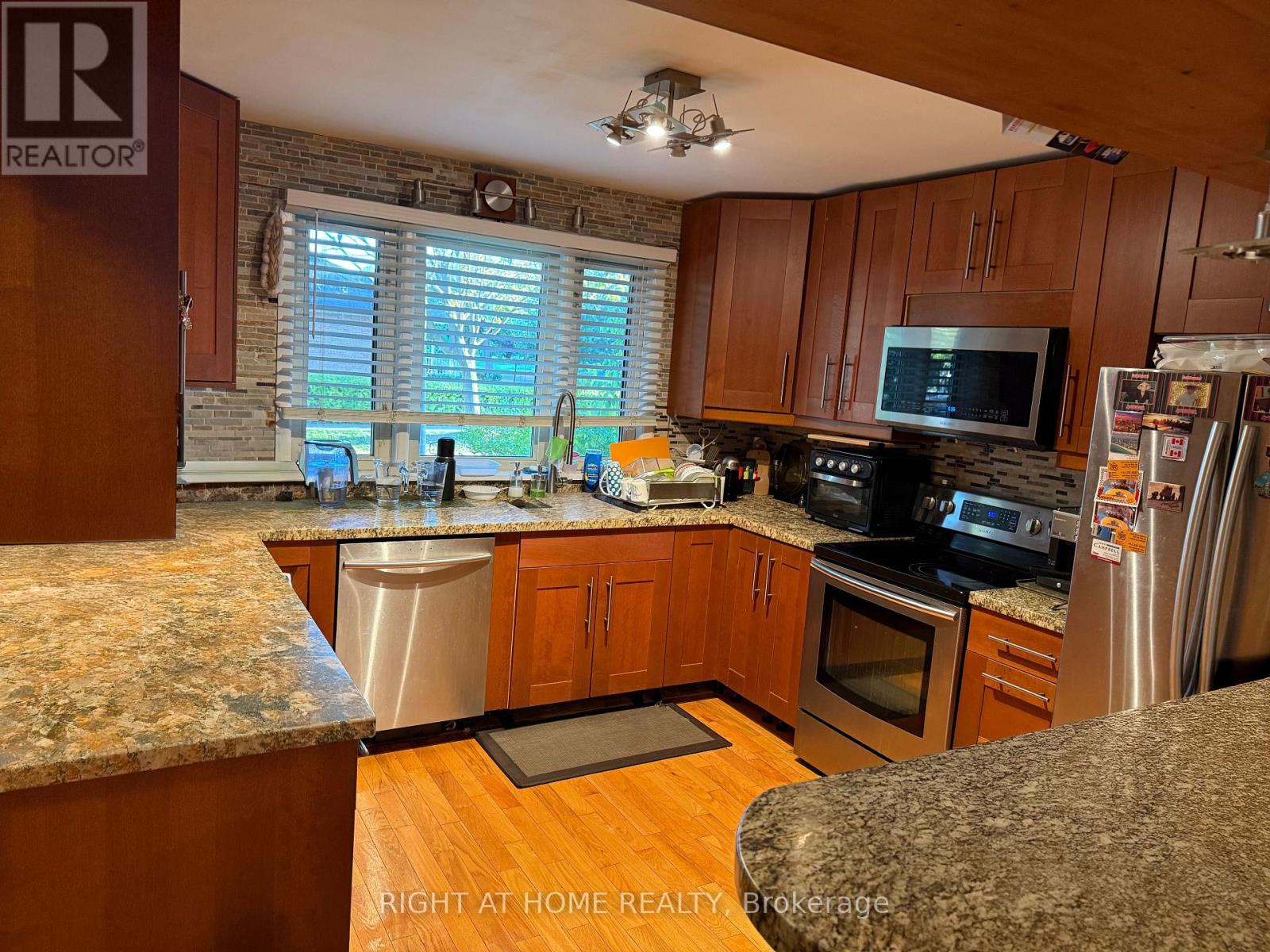 258 La Rose Avenue, Toronto, Ontario  M9P 1B7 - Photo 8 - W12464469