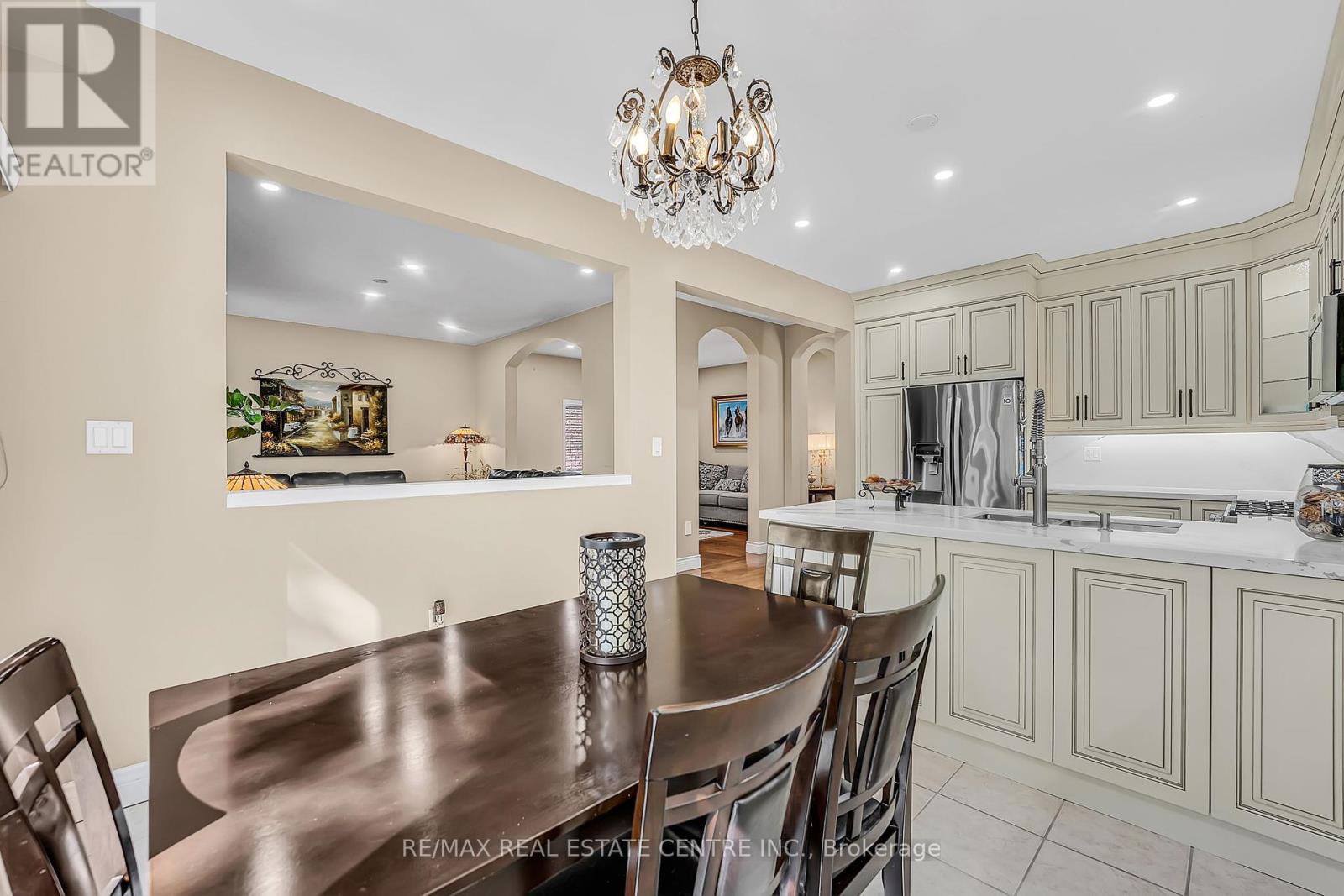 35 Pantano Drive, Hamilton, Ontario  L9B 2Y4 - Photo 14 - X12464494