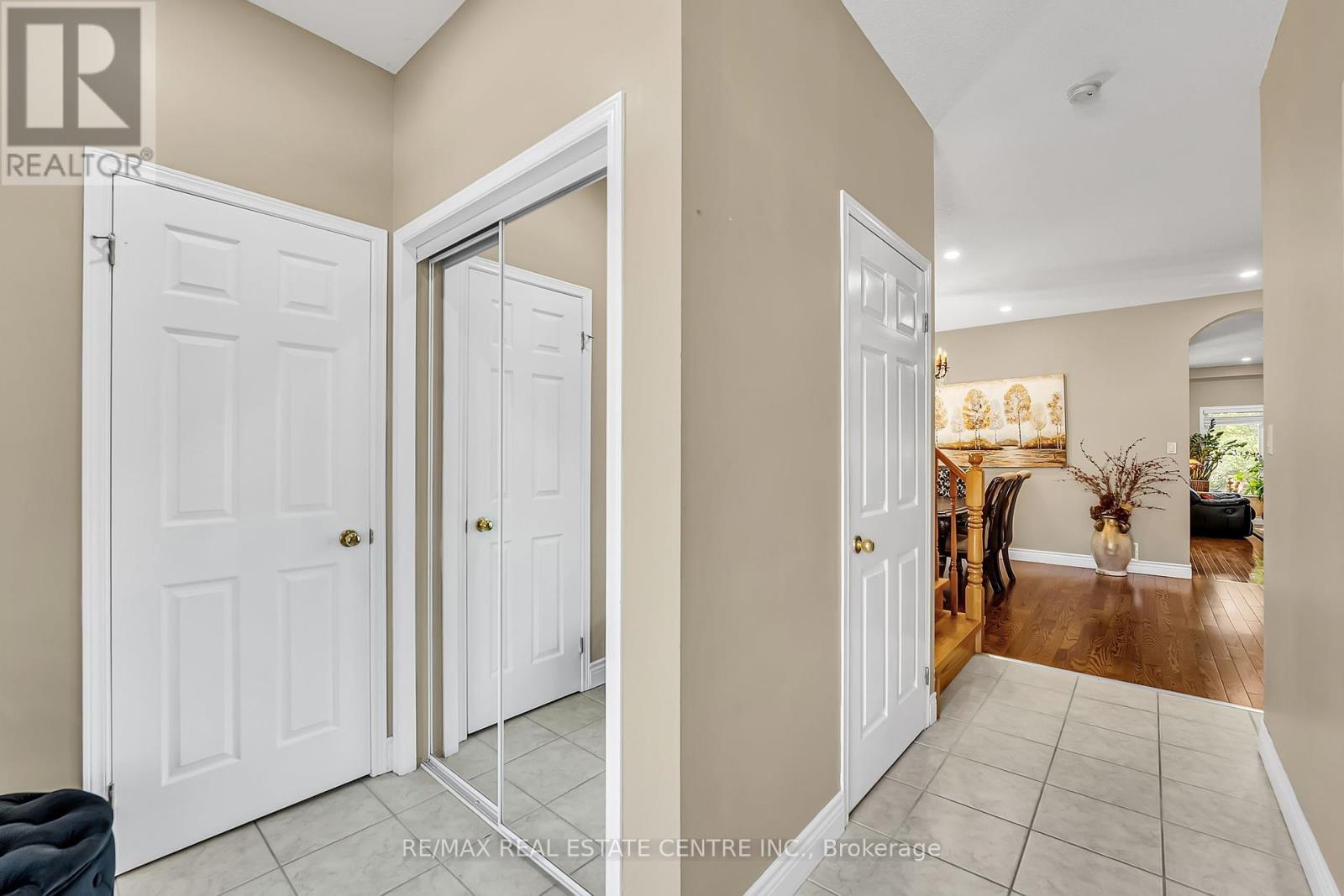35 Pantano Drive, Hamilton, Ontario  L9B 2Y4 - Photo 5 - X12464494