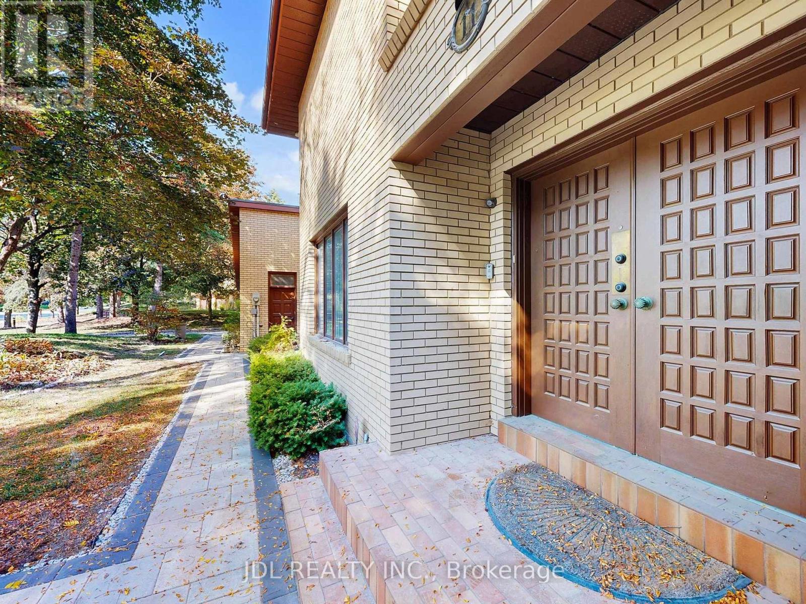 11 Moodie Drive, Richmond Hill, Ontario  L4C 8C9 - Photo 2 - N12419156