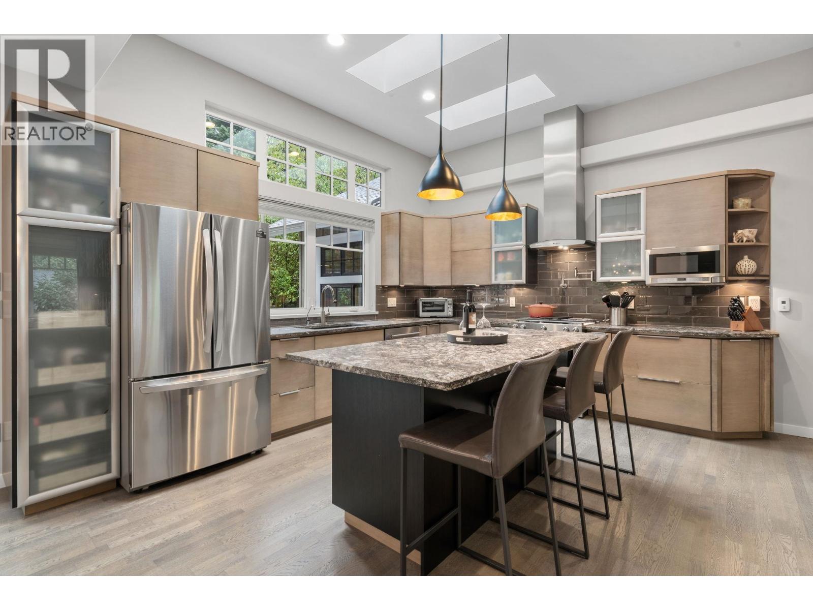 2140 Pemberton Avenue, North Vancouver, British Columbia  V7P 2T1 - Photo 4 - R3059039