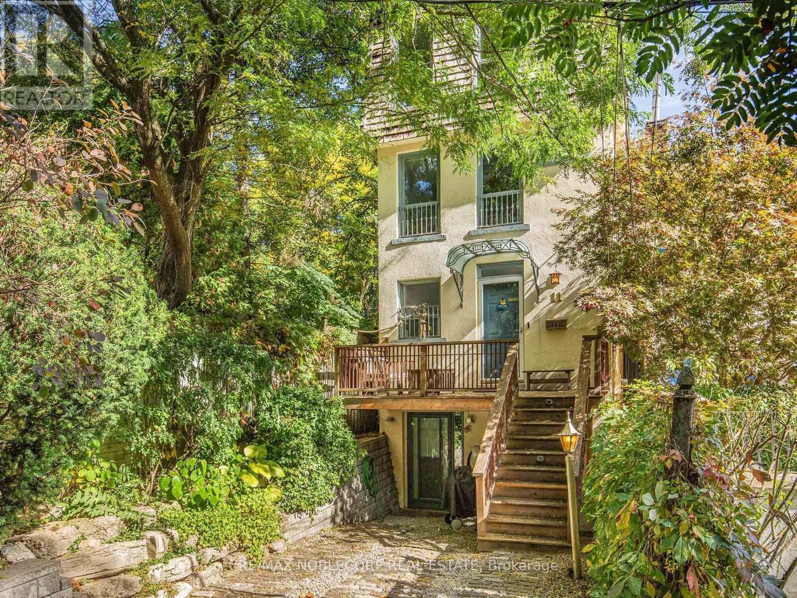 11 HILL CREST AVENUE, Toronto, Ontario
