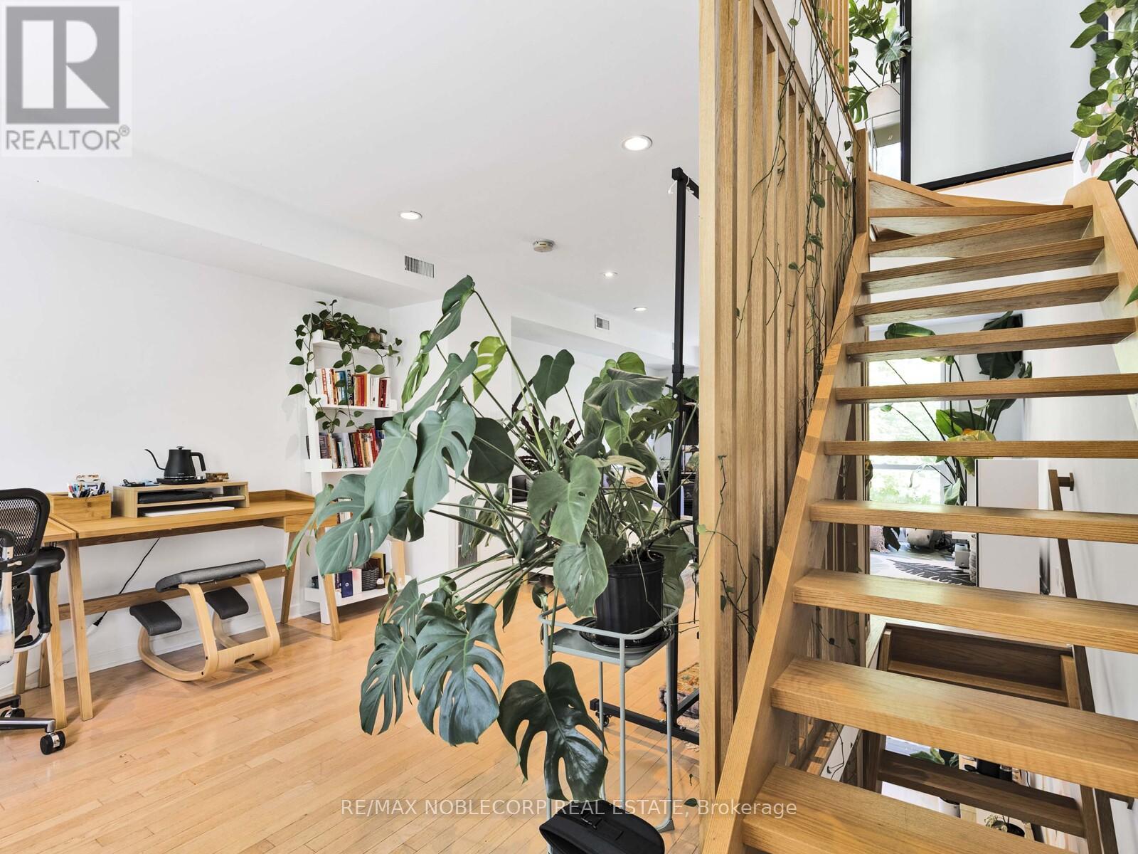 11 Hill Crest Avenue, Toronto, Ontario  M4X 1W1 - Photo 11 - C12464555