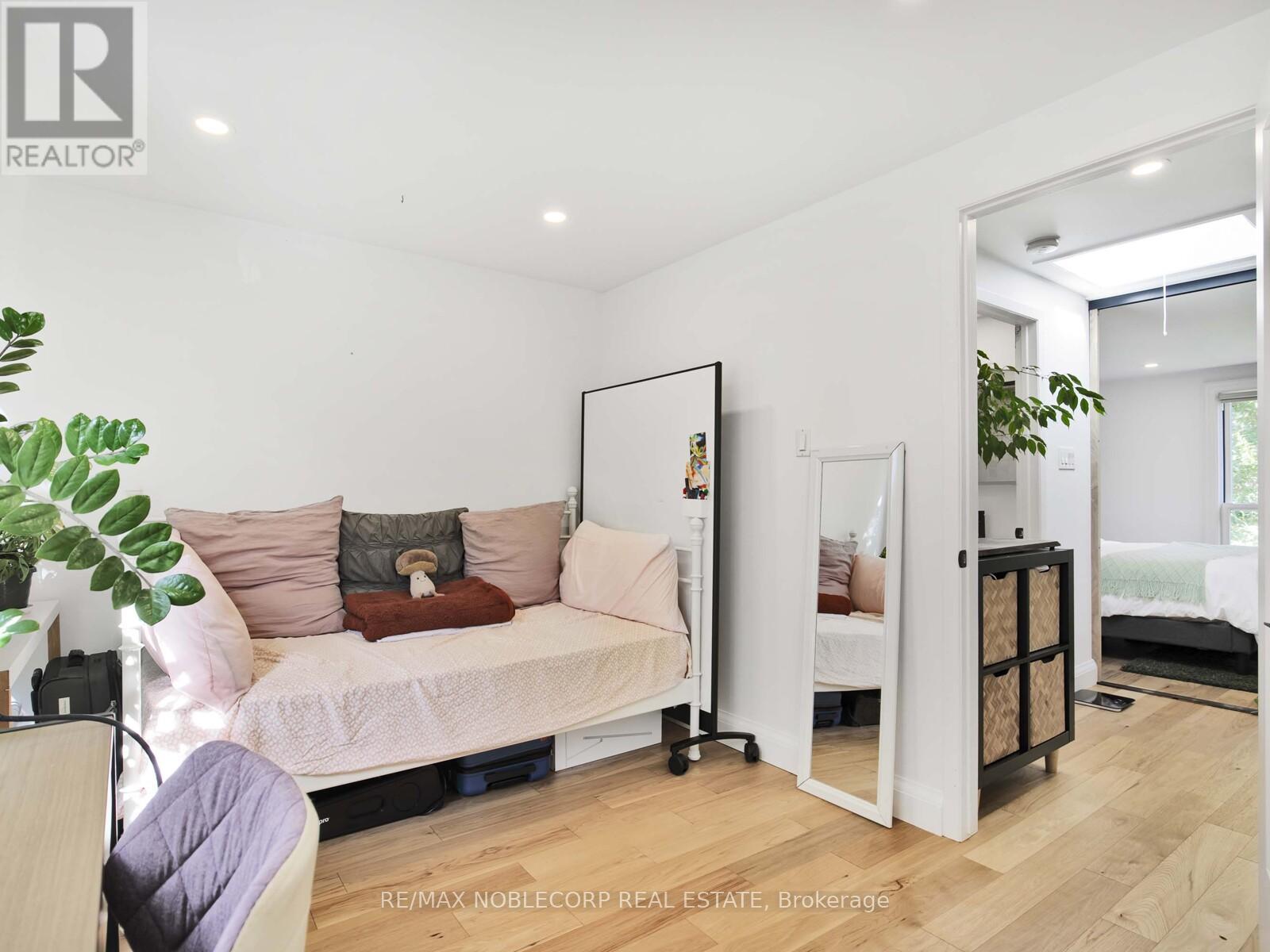 11 Hill Crest Avenue, Toronto, Ontario  M4X 1W1 - Photo 13 - C12464555