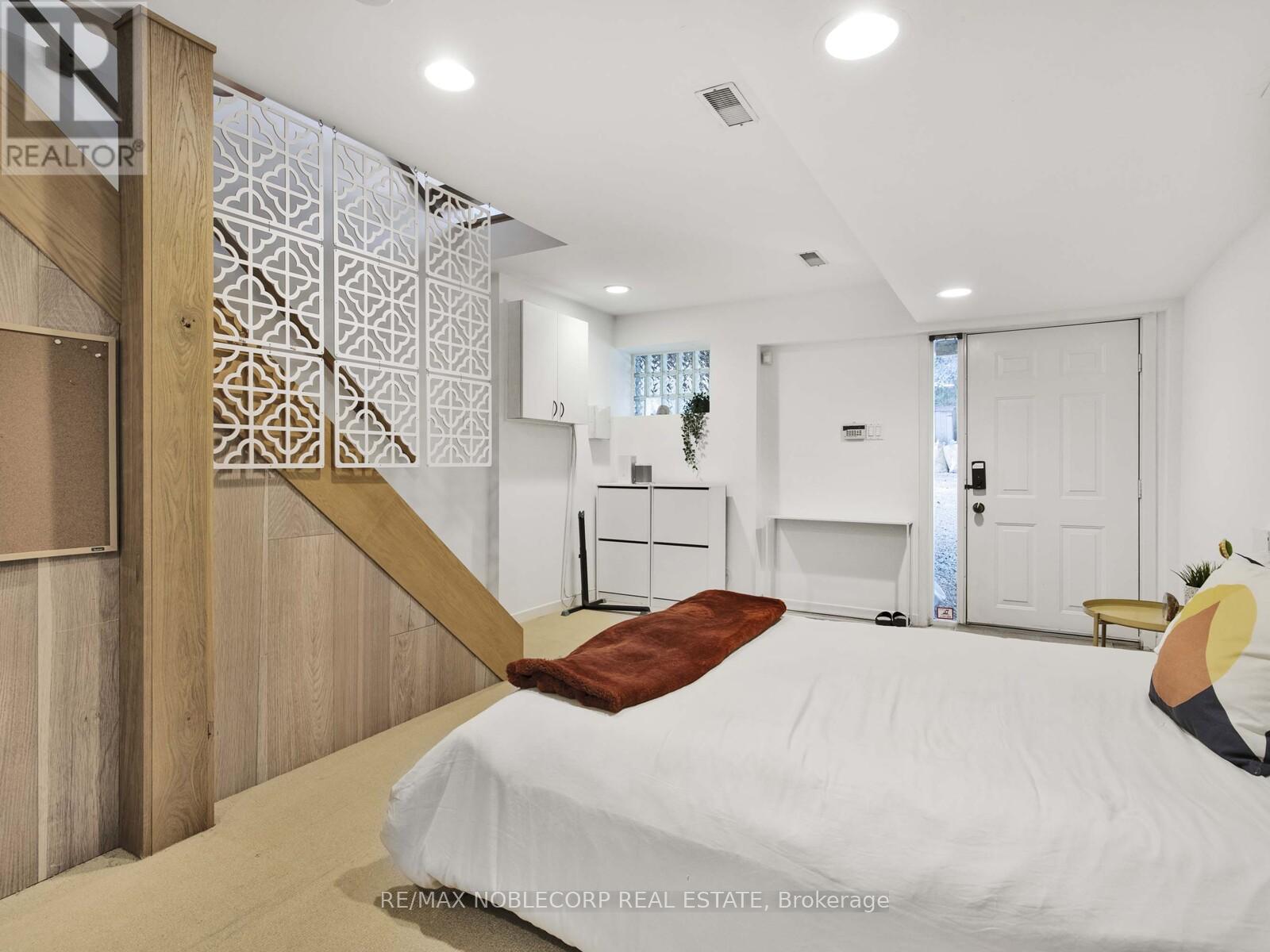 11 Hill Crest Avenue, Toronto, Ontario  M4X 1W1 - Photo 18 - C12464555
