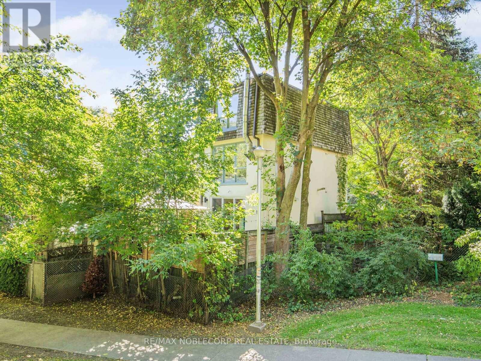 11 Hill Crest Avenue, Toronto, Ontario  M4X 1W1 - Photo 22 - C12464555