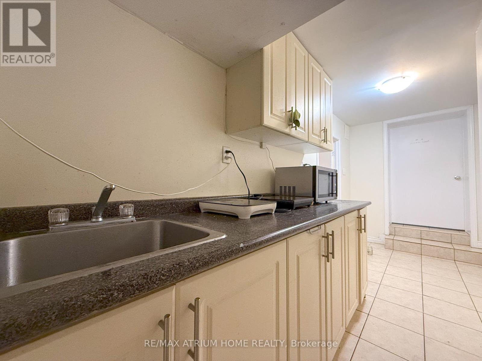 Room 2 - 42 Fairchild Avenue, Toronto, Ontario  M2M 1T7 - Photo 5 - C12464598