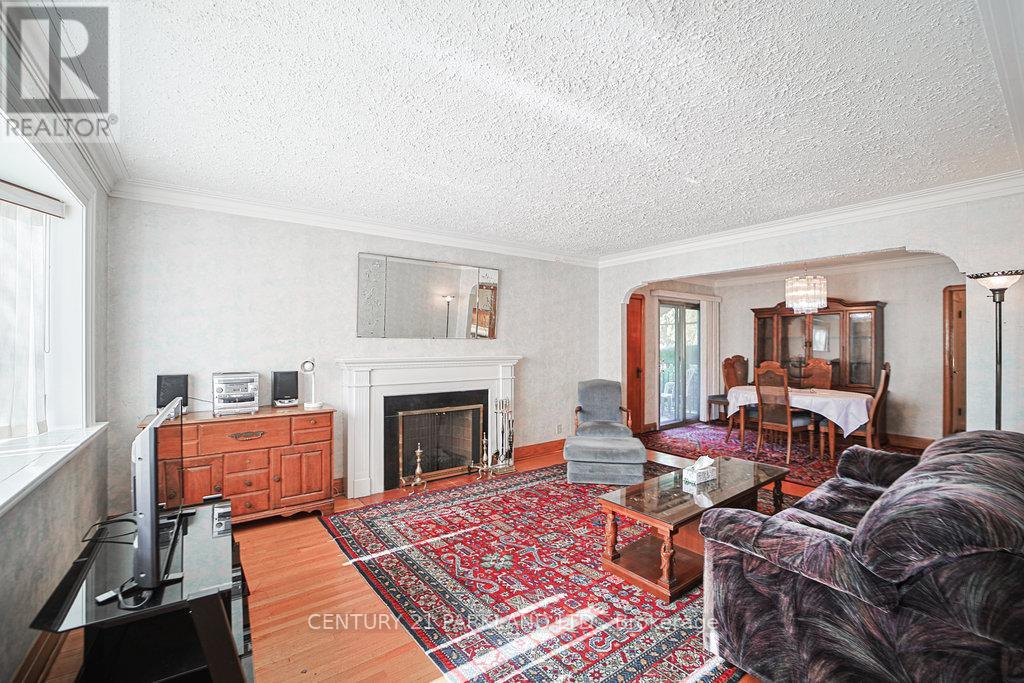 22 Parkview Hill Crescent, Toronto, Ontario  M4B 1P7 - Photo 3 - E12464562