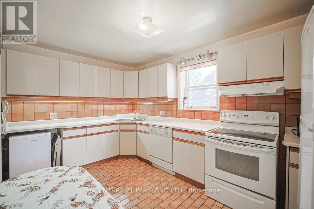 22 Parkview Hill Crescent, Toronto, Ontario  M4B 1P7 - Photo 6 - E12464562