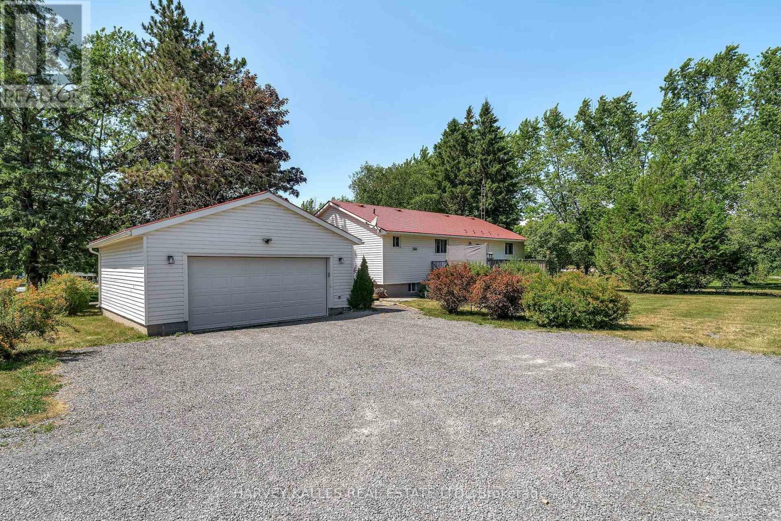 17 Kleinsteuber Park Road, Prince Edward County (Hallowell Ward), Ontario  K0K 2T0 - Photo 2 - X12464617